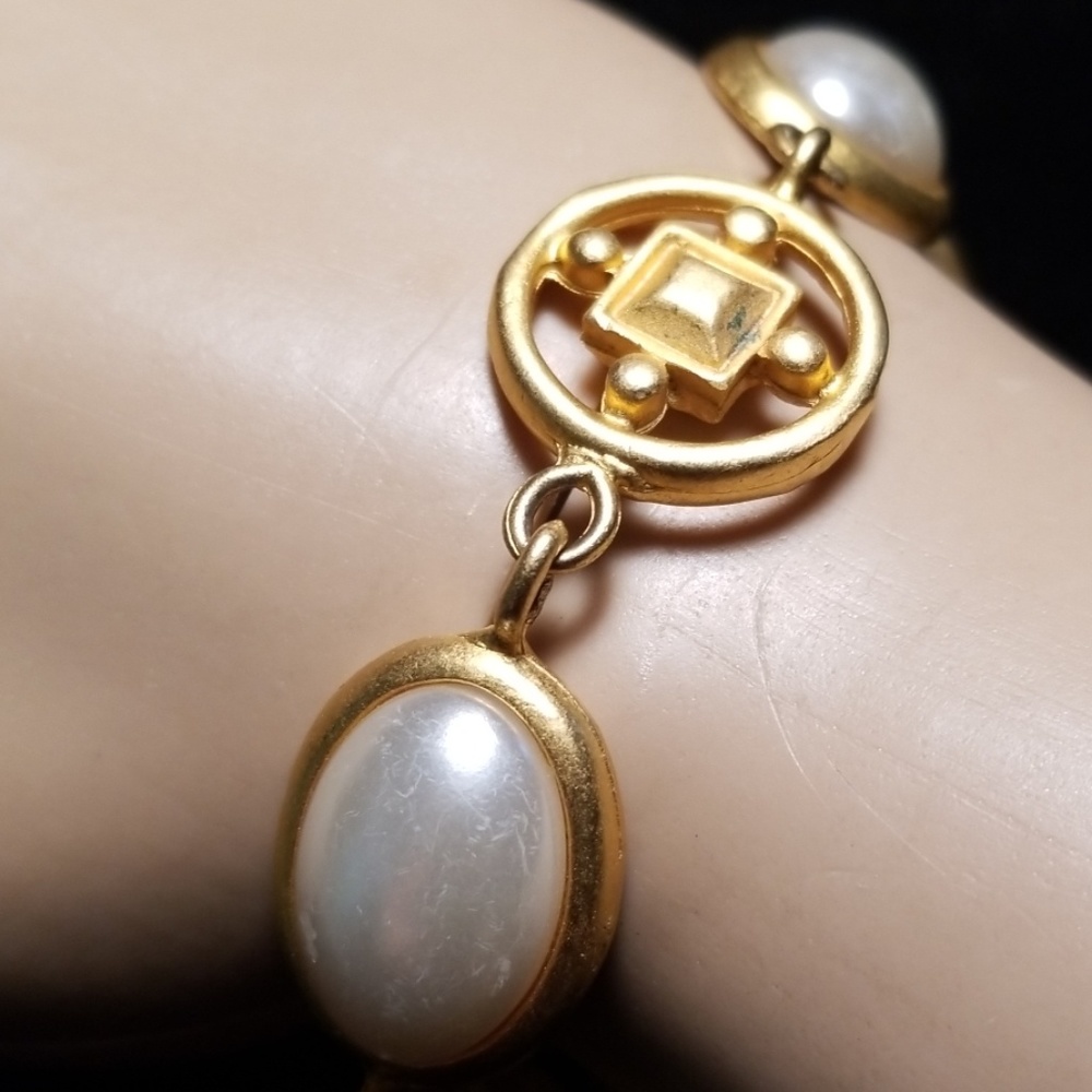 Vintage Mid Century Faux Pearl Brushed Goldtone Metal Lobster Clasp Bracelet - Picture 12 of 12